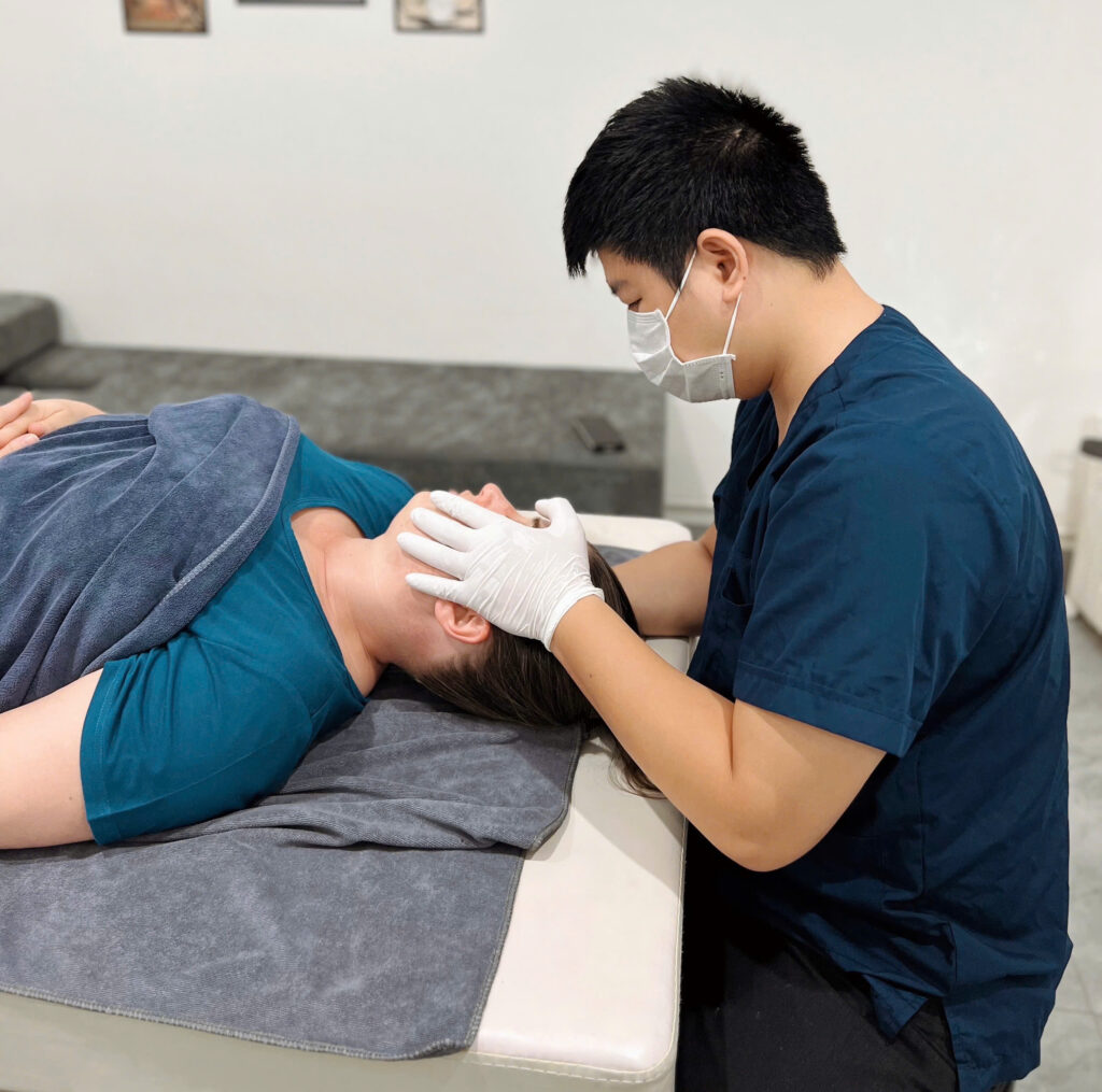 Nắn chỉnh khuôn mặt bằng tay tại Hà Nội