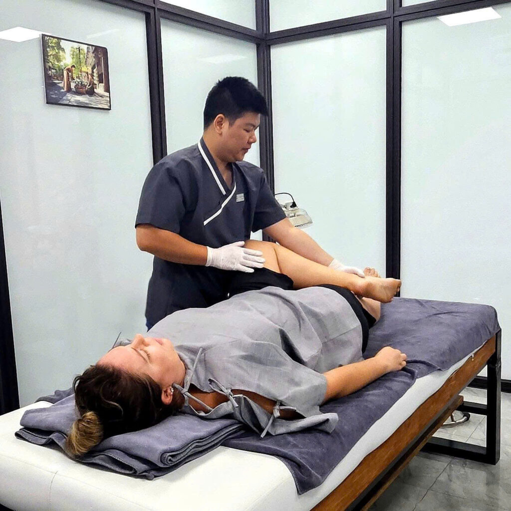 Nắn chỉnh cột sống tại Dr. TanClinic