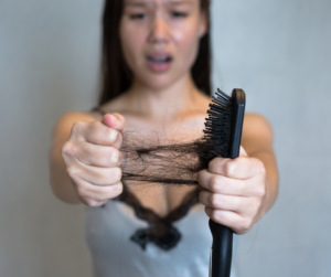 Rụng tóc sau sinh không chỉ là thay đổi bên ngoài, mà còn là lời nhắc cơ thể người mẹ đang cần được nuôi dưỡng và tái cân bằng.