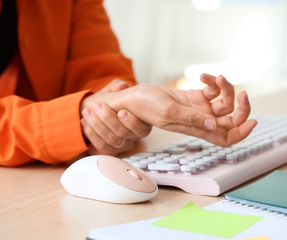 Tê bì chân tay kéo dài là dấu hiệu tuần hoàn kém và rối loạn thần kinh, không nên chủ quan.
