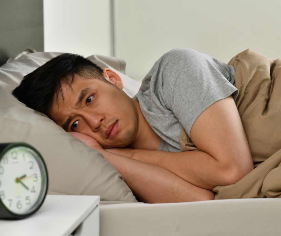 Mất ngủ kéo dài, trằn trọc và ngủ không sâu giấc  là biểu hiện của sự rối loạn tâm – tỳ – can, khiến cho khí huyết trong cơ thể không được lưu thông một cách trơn tru. Nếu tình trạng mất ngủ kéo dài hơn 2 tuần, bạn nên can thiệp ngay bằng các liệu pháp như châm cứu và bấm huyệt để thư giãn thần kinh, mang lại giấc ngủ tự nhiên.

